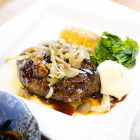 レストラン岬のきのこハンバーグとコーン、ブロッコリーの盛り合わせの写真