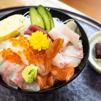 レストラン岬の海鮮丼、いくらと刺し身を盛った黒皿の写真