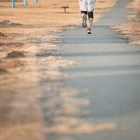 天神岬スポーツ公園でジョギングする男性ランナーの写真