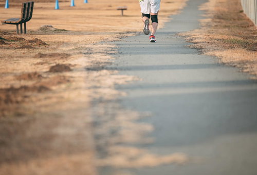 天神岬スポーツ公園でジョギングする男性ランナー