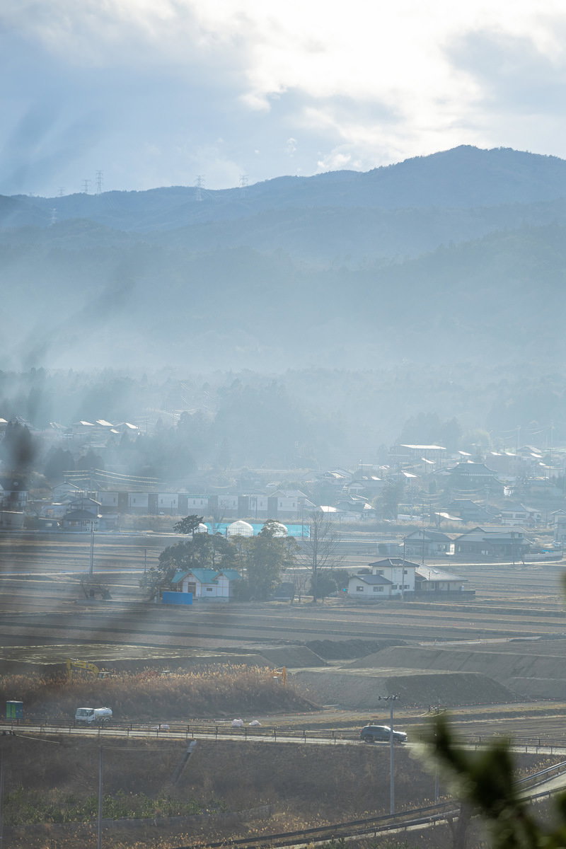 天神岬公園から見た楢葉町の農地と山々に霞む町並み