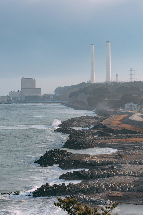 天神岬公園の展望台から見える海岸と防波堤の風景