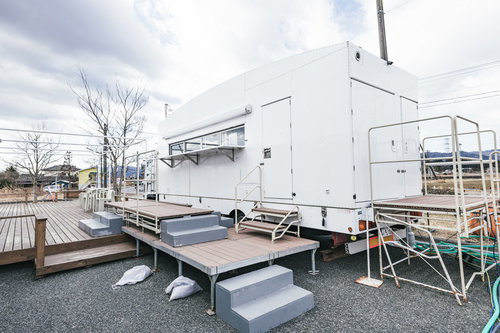 大熊町にある地域活動拠点「KUMA・PRE」横のキッチンカー