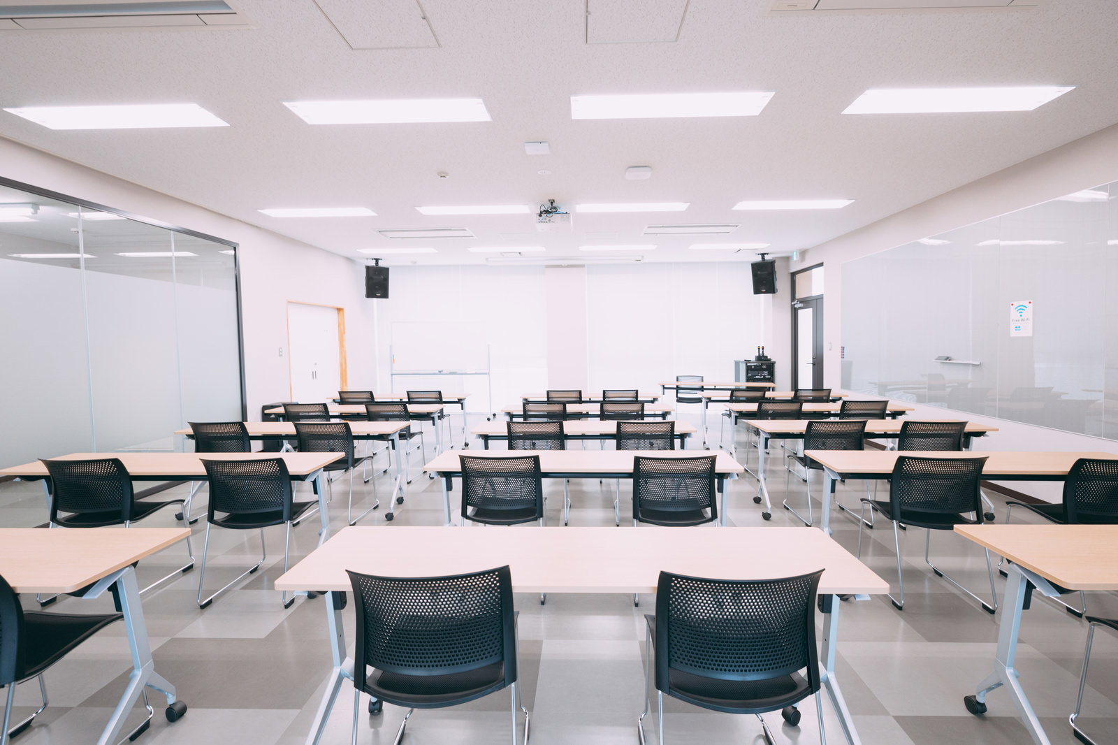 大熊インキュベーションセンターの会議室。多数のテーブルと椅子が整然と配置された広い空間