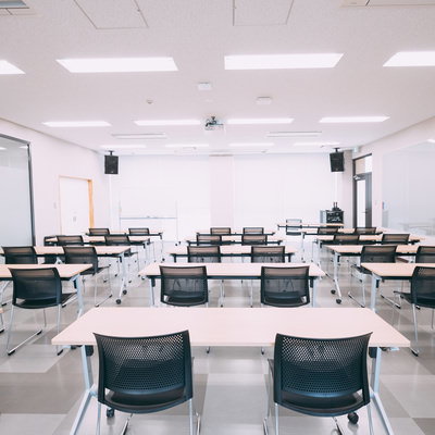 大熊インキュベーションセンターの広々とした会議室の写真