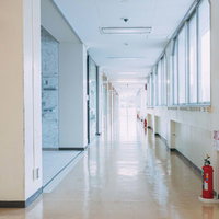 大熊インキュベーションセンターの明るく広い廊下の写真