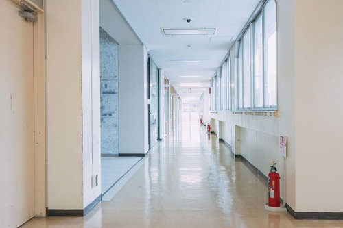 大熊インキュベーションセンターの明るく広い廊下