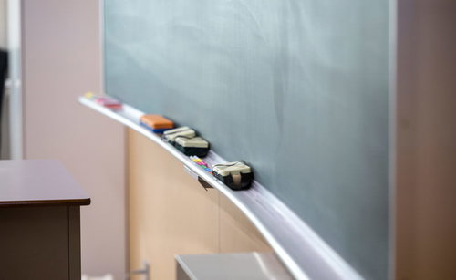 大熊インキュベーションセンターの廃校舎に並ぶ机と黒板