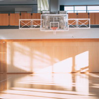 ふたば未来学園の体育館に設置されたバスケットゴールの写真