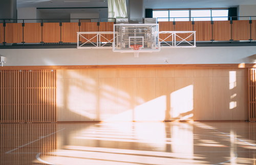 ふたば未来学園の体育館に設置されたバスケットゴール