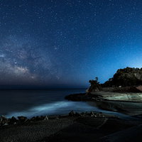 福島県ひろの防災緑地からの星空と海岸夜景、天の川と堤防のシルエットの写真