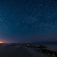 ひろの防災緑地で撮影した海岸と星空、流星の光跡の写真