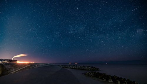 ひろの防災緑地で撮影した海岸と星空、流星の光跡