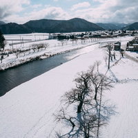 雪が積もった舟津川と舟津公園、郡山市の冬景色の写真