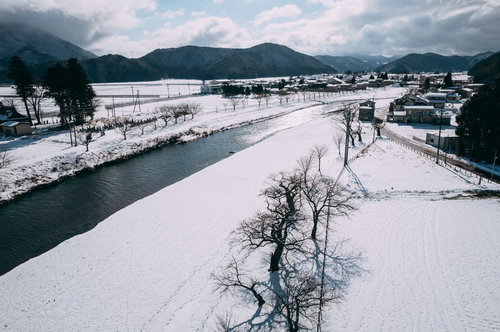 雪が積もった舟津川と舟津公園、郡山市の冬景色
