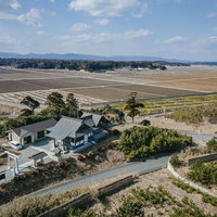 南相馬の山田神社を空撮した境内と周辺農地の風景の写真