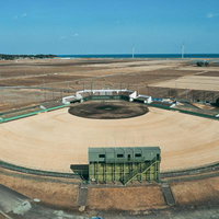 みちのく鹿島球場の広大なグラウンドと観客席の写真