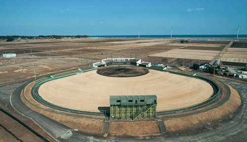 みちのく鹿島球場の広大なグラウンドと観客席