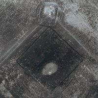 みちのく鹿島球場のグランドを空から捉えた風景の写真