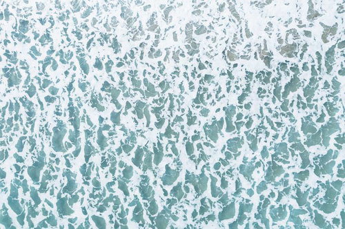 福島県南相馬市北泉海岸の白波が打ち寄せる砂浜の空撮