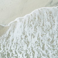 北泉海岸の白波と砂浜：福島県南相馬市の海岸風景の写真