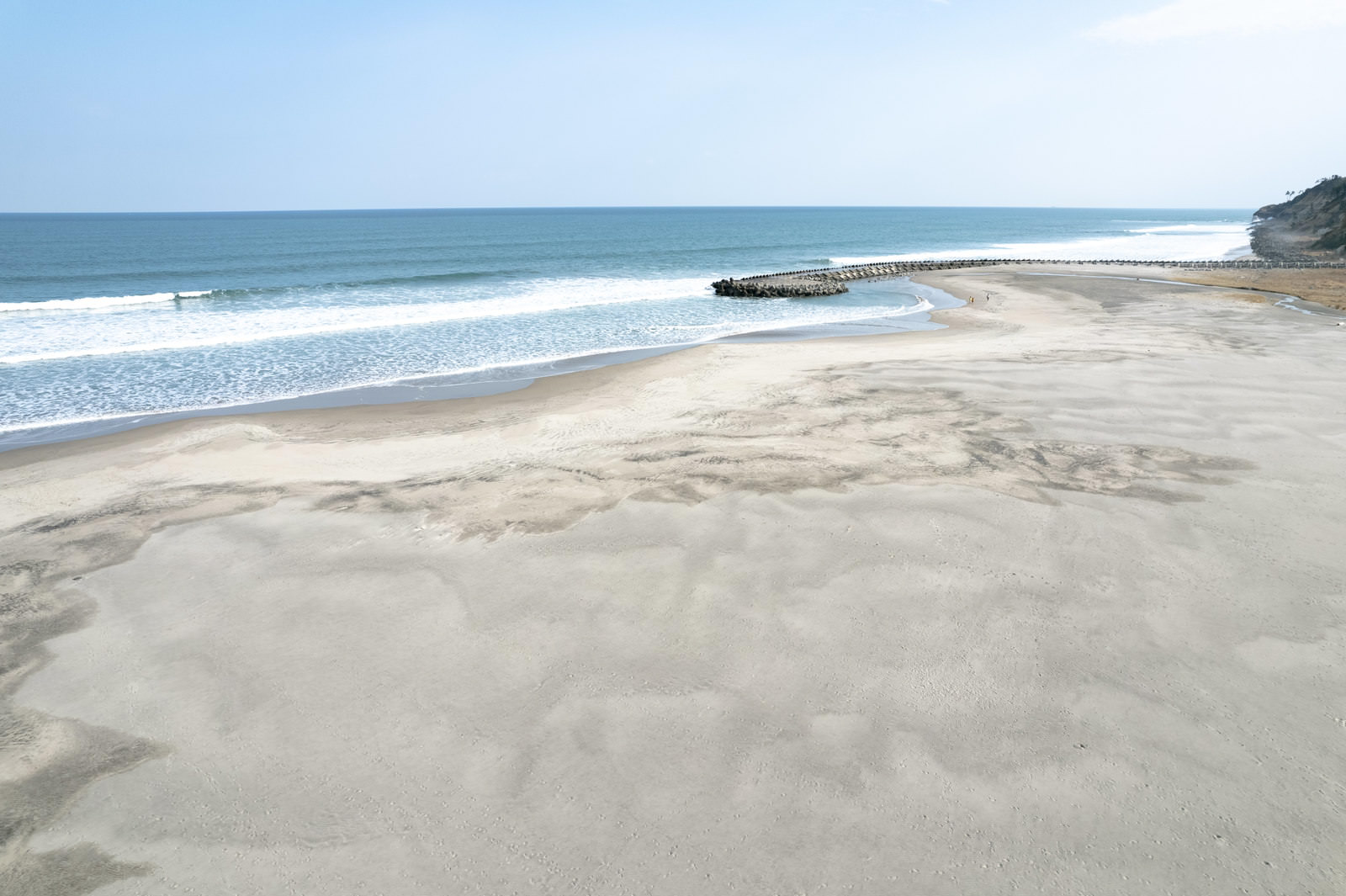 北泉海岸の砂浜から見た青い海と白い波