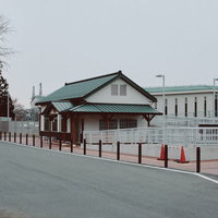 福島県双葉郡夜ノ森駅の駅舎と駅前広場の風景の写真