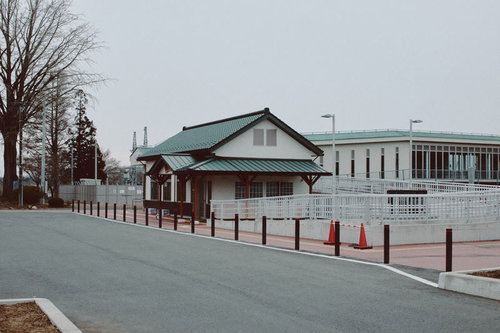 福島県双葉郡夜ノ森駅の駅舎と駅前広場の風景