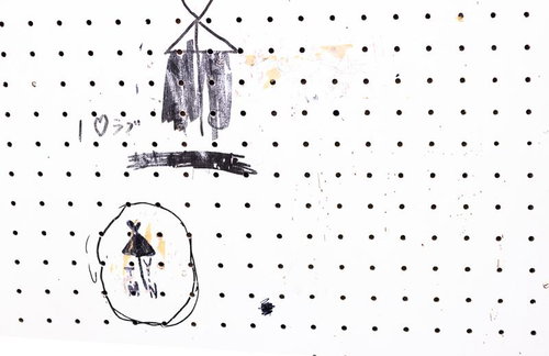 相合い傘の名前部分が黒く塗りつぶされた落書き