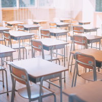 柔らかい日が差し込む双葉みらい学園の教室と黒板の写真