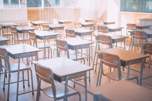 柔らかい日が差し込む双葉みらい学園の教室と黒板