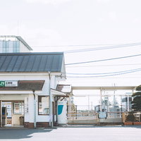 福島県広野町のJR広野駅前の駅舎と線路と駅前風景の写真