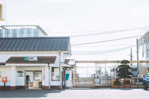 福島県広野町のJR広野駅前の駅舎と線路と駅前風景