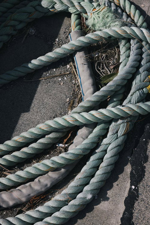 港に積み重ねられたロープ