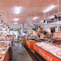 ら・ら・ミュウの魚介類市場で並ぶ鮮魚コーナーの写真