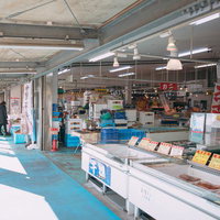 福島県いわき市小名浜港の水産市場で並ぶ新鮮な鮮魚と販売ケースの写真