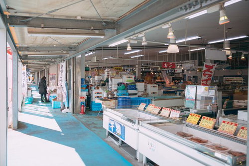 福島県いわき市小名浜港の水産市場で並ぶ新鮮な鮮魚と販売ケース