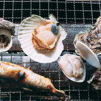 網焼き海産物とはまぐり、いわきの浜焼き、福島県の海鮮バーベキューの写真