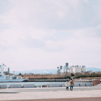 小名浜港前で散歩する人々の風景の写真