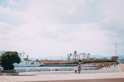 小名浜港前で散歩する人々の風景