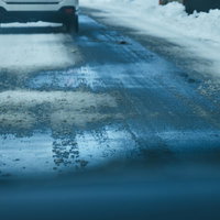 雪が降った後のアスファルト路面とアイスバーンの写真