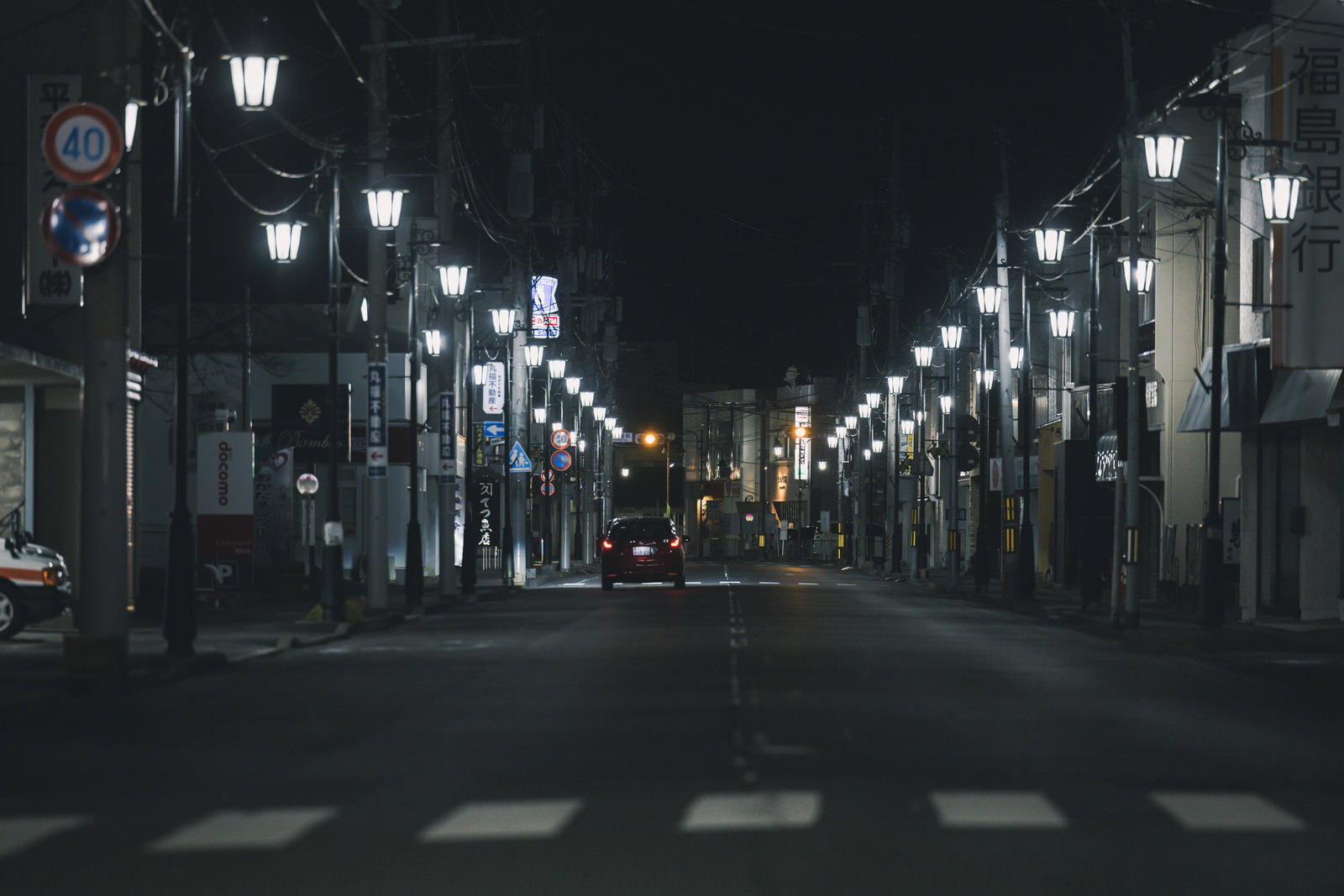 街灯が照らす夜間の原ノ町商店街の風景