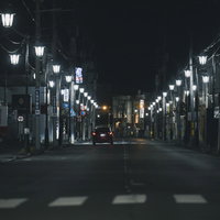 原ノ町駅前の商店街を照らす街灯の夜景、夜間の静寂が漂う駅前街並みの写真