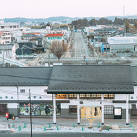 福島県南相馬市の原ノ町駅前のロータリーと駅前商店街の町並みの写真
