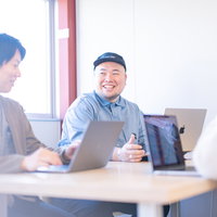 小高パイオニアヴィレッジで盛り上がる会議中の男性たちの写真