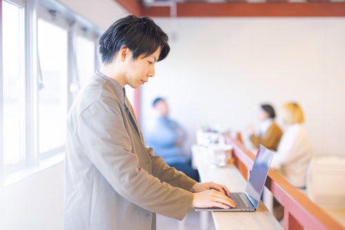 小高パイオニアヴィレッジでノートパソコンを操作する利用者