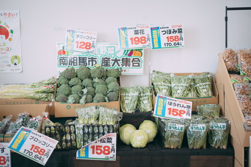 南相馬市産の野菜や果物が並ぶ小高ストアの青果コーナー