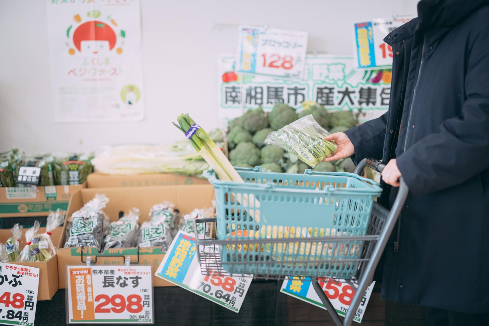 福島県南相馬市の小高ストアで野菜を選ぶ客の様子