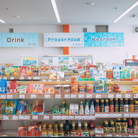 福島県南相馬市の小高ストアの商品棚に並ぶ飲料と食品の写真