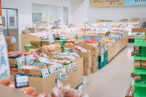 小高ストアの店内で段ボール箱に並ぶ食品商品